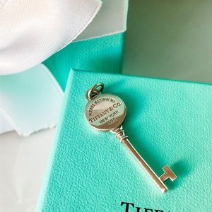 Tiffany & Co. Medium Return to Tiffany Round Key